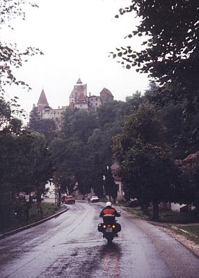 schloss bran im regen