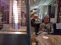 2021-10-15-21h21m38  Gemütlich - Die Wärme kam nicht von der Flamme, sondern vom Strahler unter dem Tisch.