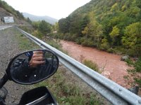2022-10-20-11h07m50  der Fluss ist tatsächlich so rot. Kommt wohl vom Gestein in den Bergen, jedenfalls nicht von irgendeiner Verschmutzung.