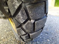 2022-10-22-12h04m43  Offroadversuch auf Wegen nach Andorra -  und Abbruch wegen dieser Schraube im Reifen.