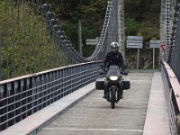 2022-10-25-13h44m08  Fahrt durch die Schlucht des Tarn.  Diese Hängebrücke hatte es und angetan.