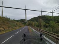 2022-10-25-15h10m32  Fahrt durch die Schlucht des Tarn. Hier die Autobahnbrücke über die Schlucht. Die Pfeiler sind höher als der Eiffelturm.
