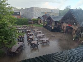 2025-08-04-17h17m07  gerade noch rechtzeitig im Hotel, bevor der Starkregen einsetzte
