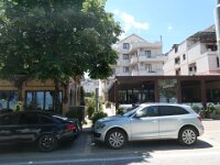 2026-05-24-13h08m07  am Ohridsee - hier bereits in Albanien in Pogradec. In diesem Hotel wohnten wir bereits 2019 schon einmal.