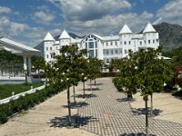 2026-05-25-14h08m37  viele solcher Bauten ( offenbar Hotels ) auf der Tour durch Albanien
